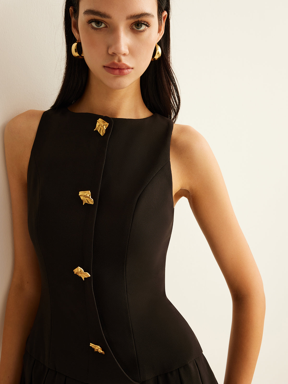 Bezrękawowa sukienka z plisowaniem i metalowymi guzikami