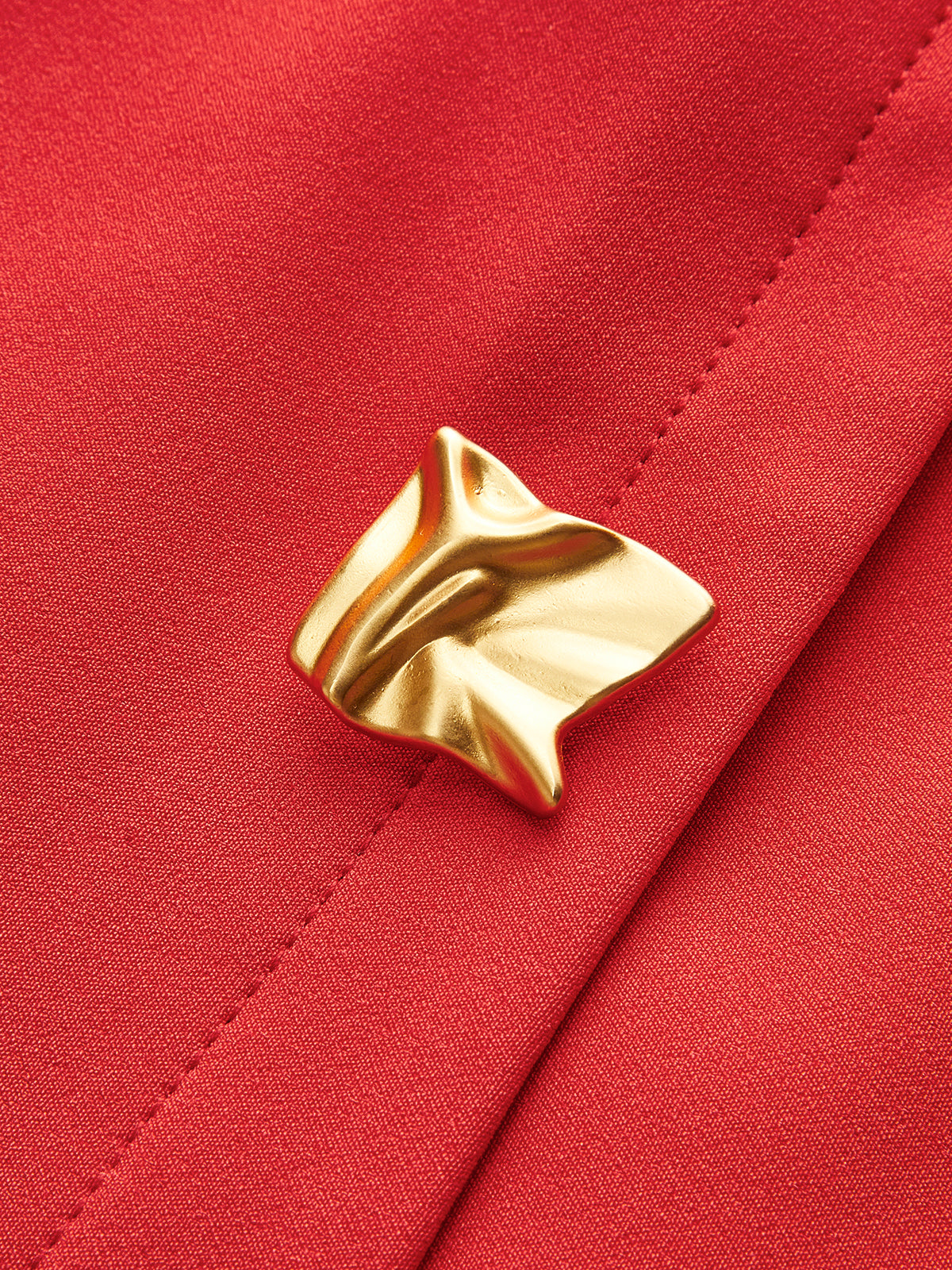 Bezrękawowa sukienka z plisowaniem i metalowymi guzikami