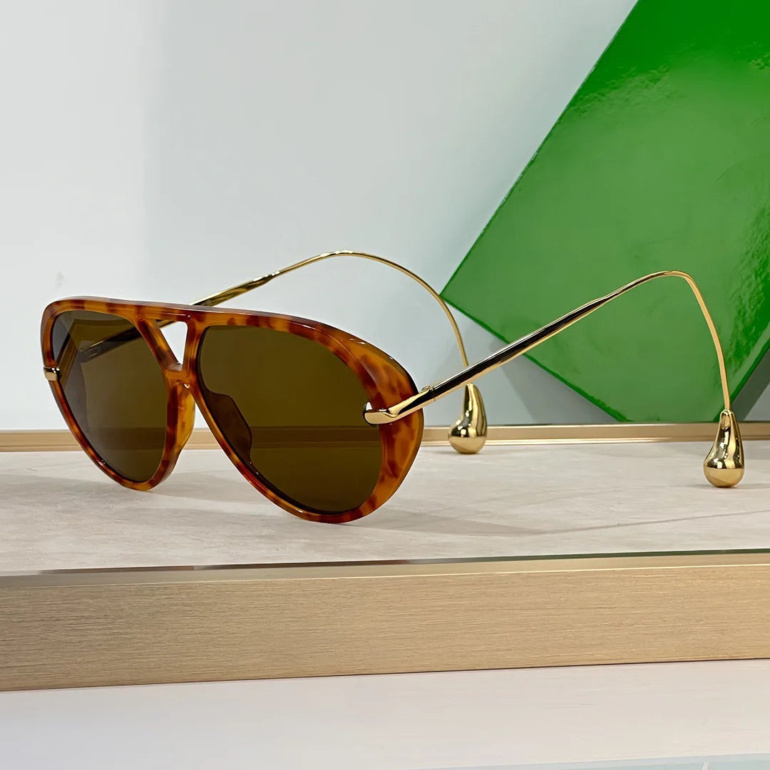 Przeskalowane, vintage’owe okulary przeciwsłoneczne typu pilot